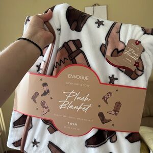 Brand new , cowboy super soft & cozy blanket, white & brown.